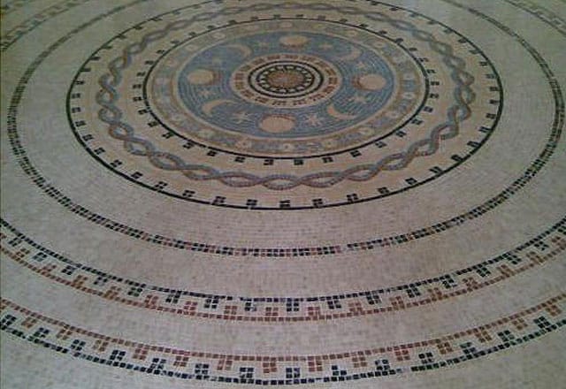 Rundes Bodenmosaik mit Ornamentbändern aus Naturstein