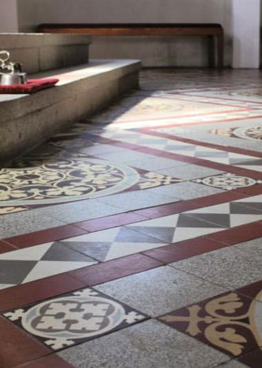 Historisch gemusterter Zementfliesenboden mit Bordüre
