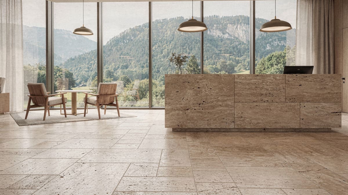 Hotellobby mit Travertinboden im römischen Verband, Rezeptionstresen aus Naturstein
