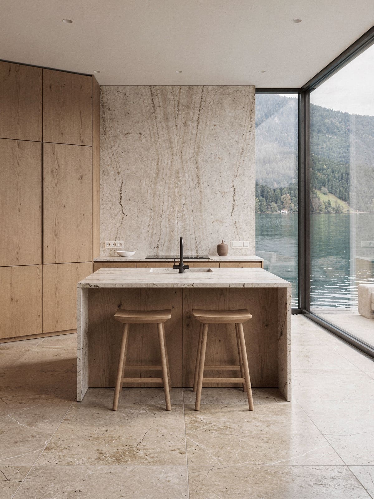 Offene Küche mit Kalkstein-Arbeitsplatte und durchlaufendem Großformat-Boden, Rückwand aus Naturstein